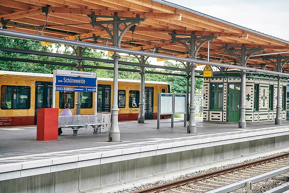 Bahnhof Berlin-Schöneweide nach der Grunderneuerung – erneuerte Bahnsteige, neue Eisenbahnüberführung EÜ-Straßenbahn und barrierefreie Aufzüge, begleitet von SAM Engineering & Consulting