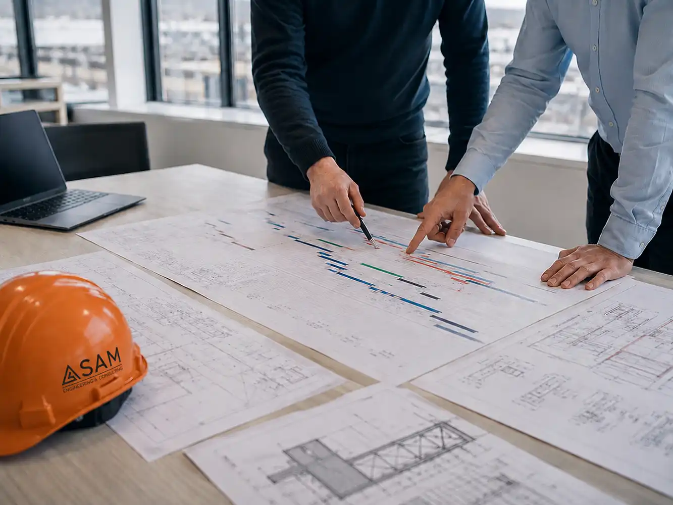 Ingenieure von SAM Engineering besprechen den Bauzeitenplan eines Infrastrukturprojekts